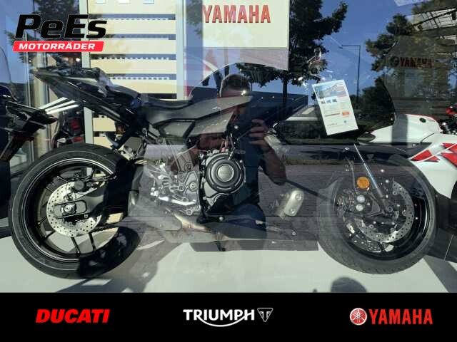 Yamaha R7