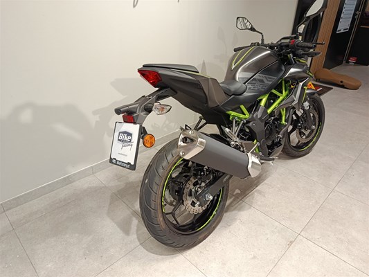 Kawasaki Z125 (Grau und Schwarz ) - Bild 3