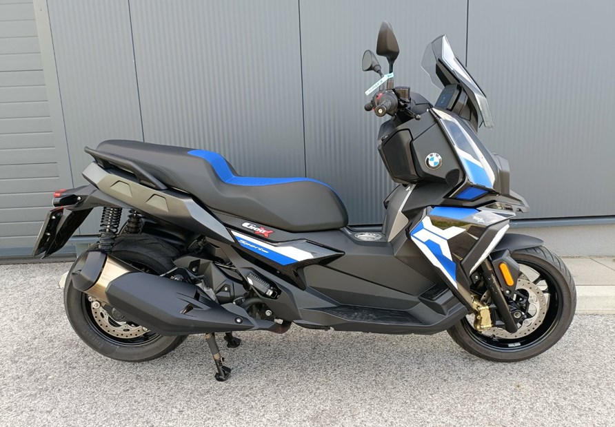 BMW C 400 X (black-storm met. 2 / racing-blue met.)