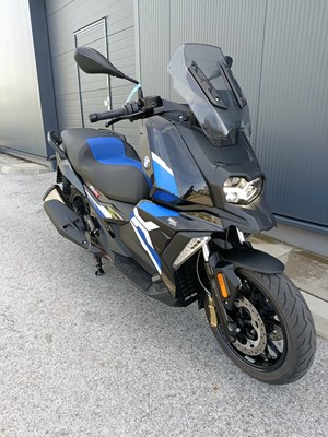 BMW C 400 X (black-storm met. 2 / racing-blue met.) - Bild 3