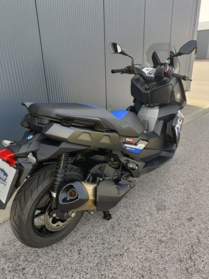 BMW C 400 X (black-storm met. 2 / racing-blue met.) - Bild 9
