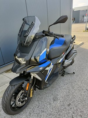 BMW C 400 X (black-storm met. 2 / racing-blue met.) - Bild 5