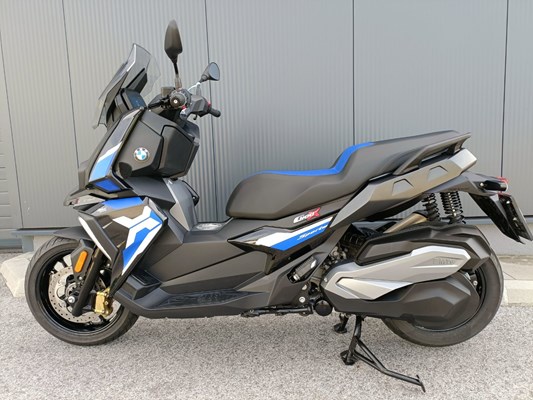 BMW C 400 X (black-storm met. 2 / racing-blue met.) - Bild 2