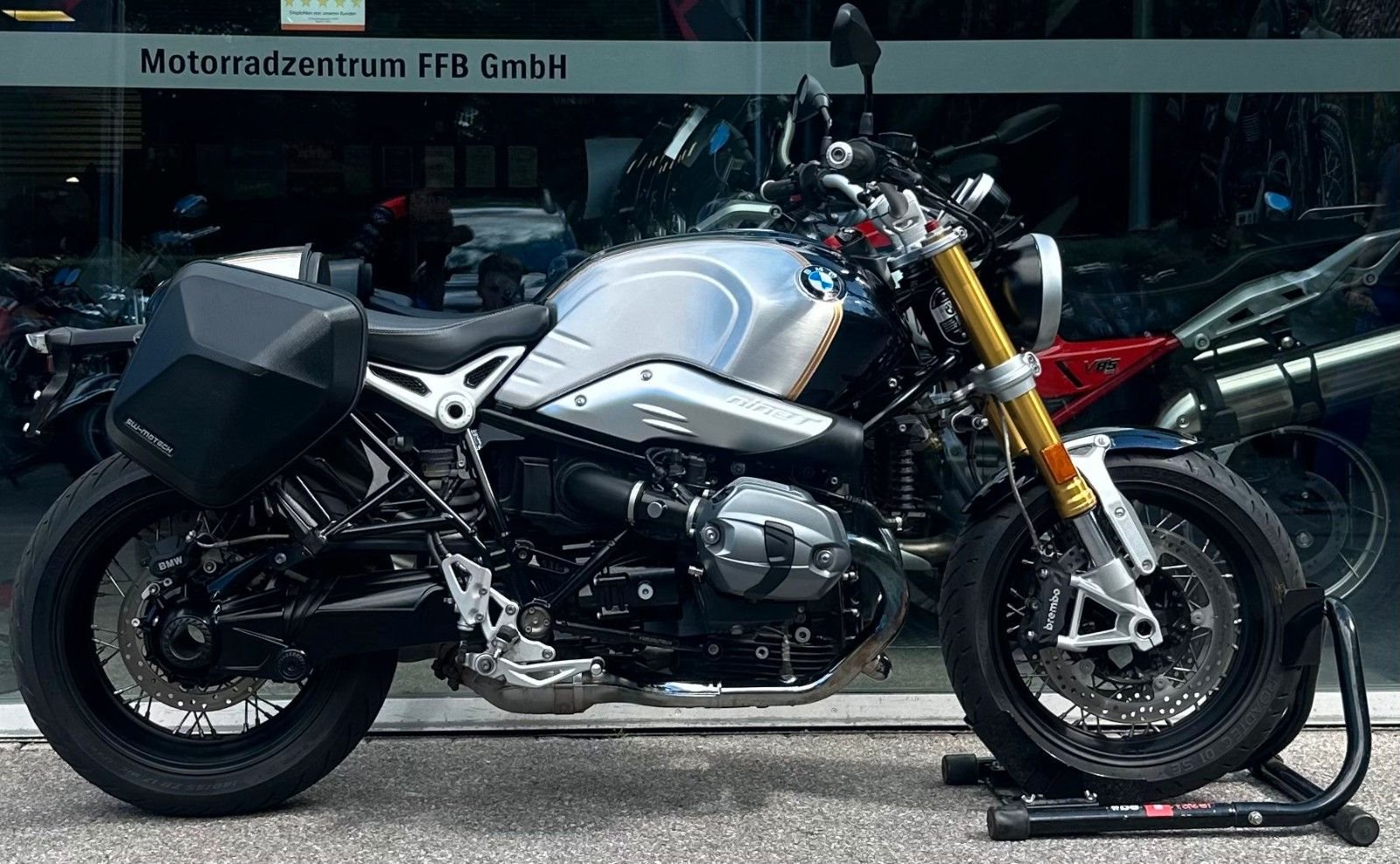 BMW R nineT