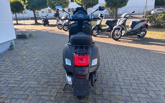 Gebrauchtmotorrad Vespa GTS 300 Super Sport - Bild 5