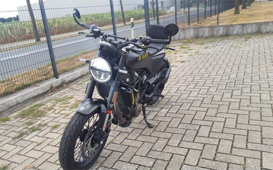 Gebrauchtmotorrad Husqvarna Svartpilen 401 - Bild 10