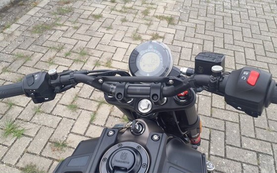 Gebrauchtmotorrad Husqvarna Svartpilen 401 - Bild 4