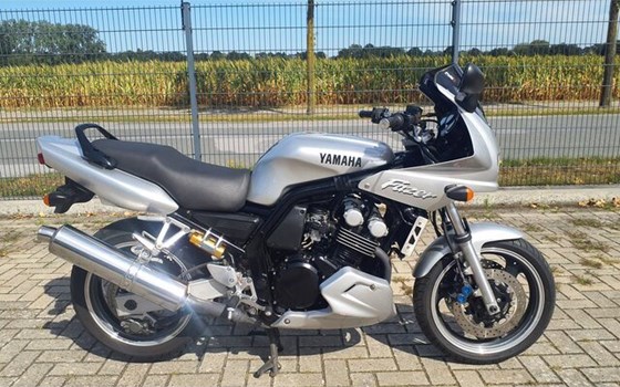 Gebrauchtmotorrad Yamaha FZS 600 Fazer - Bild 1