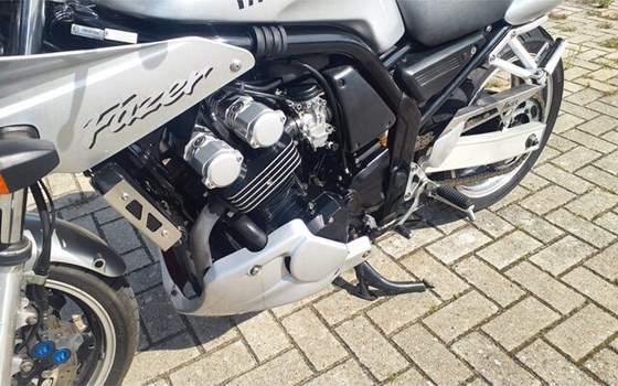 Gebrauchtmotorrad Yamaha FZS 600 Fazer - Bild 9