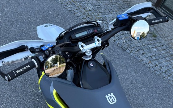 Gebrauchtmotorrad Husqvarna 701 Supermoto - Bild 11