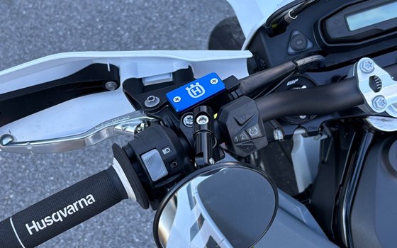 Gebrauchtmotorrad Husqvarna 701 Supermoto - Bild 13