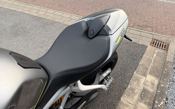 Gebrauchtmotorrad Triumph Speed Triple 1200 RS - Bild 11