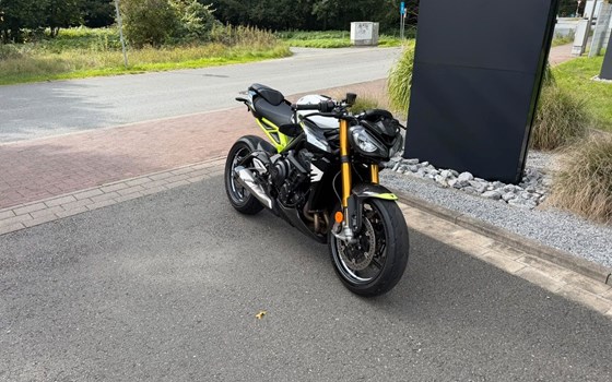 Gebrauchtmotorrad Triumph Street Triple 765 Moto2 Edition - Bild 2
