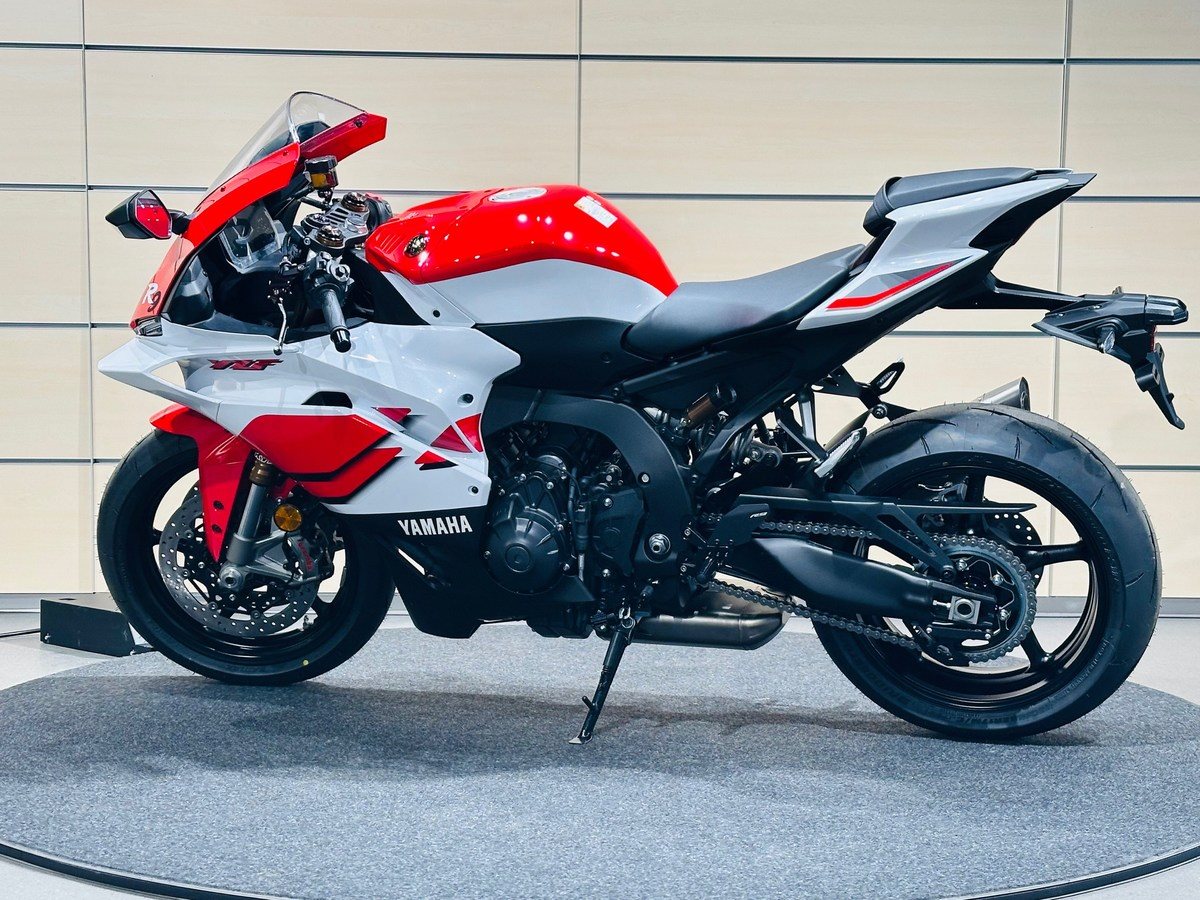 Yamaha R9
