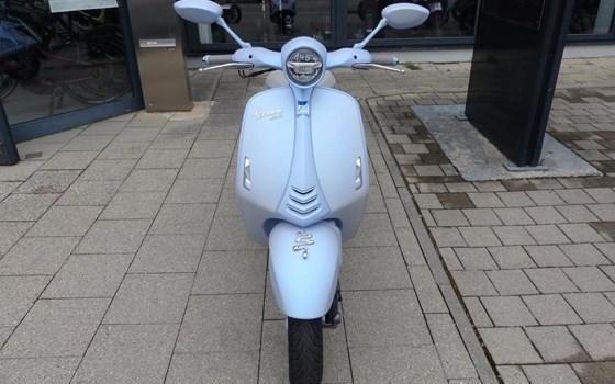 Neufahrzeug Vespa 946 Snake - Bild 1