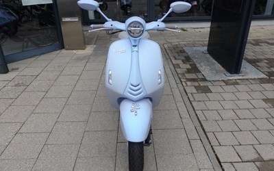 Vespa 946 Snake