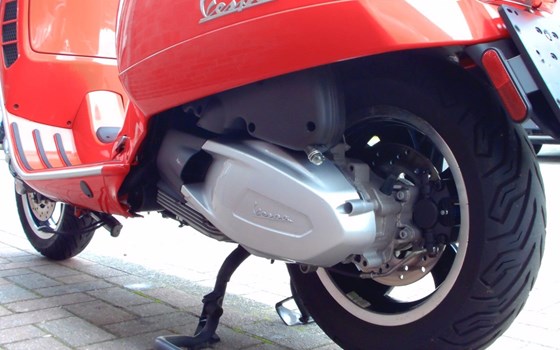 Gebrauchtmotorrad Vespa GTS 300 Super - Bild 8