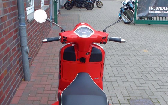Gebrauchtmotorrad Vespa GTS 300 Super - Bild 9
