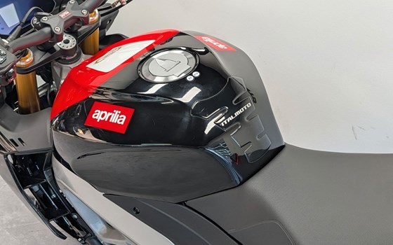 Gebrauchtmotorrad Aprilia Tuono V4 1100 Factory - Bild 7