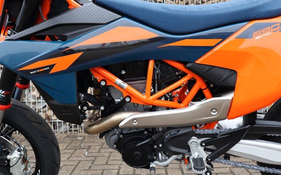 Gebrauchtmotorrad KTM 690 SMC R - Bild 3