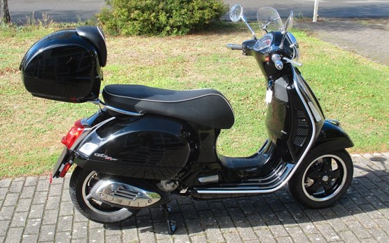 Gebrauchtmotorrad Vespa GTS 300 Super - Bild 4