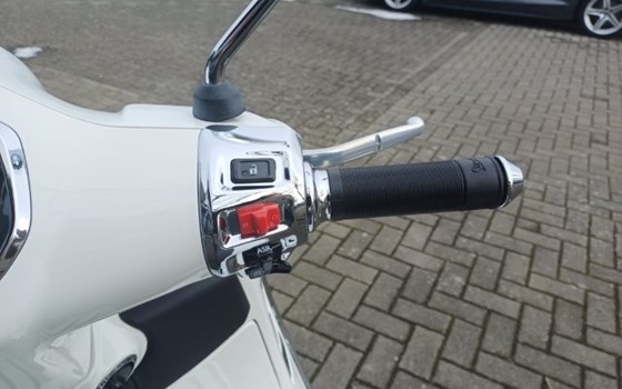 Neufahrzeug Vespa GTS 125ie Super Tech - Bild 12