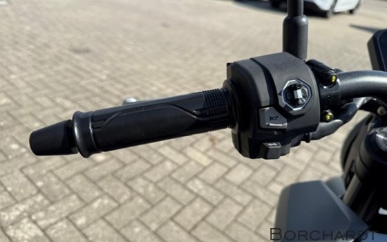 Gebrauchtmotorrad Honda CB125R - Bild 11