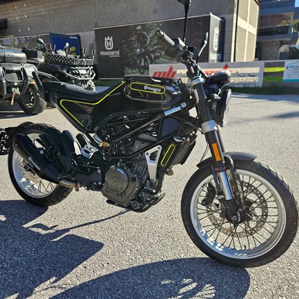 GEBRAUCHTFAHRZEUG Husqvarna Svartpilen 401