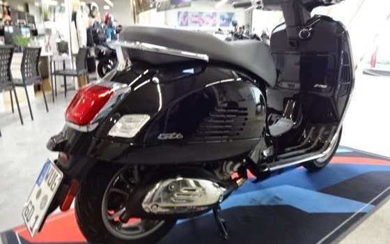 Gebrauchtmotorrad Vespa GTS 300 - Bild 4