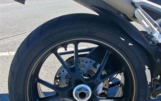 Gebrauchtmotorrad Triumph Speed Triple 1050 - Bild 8