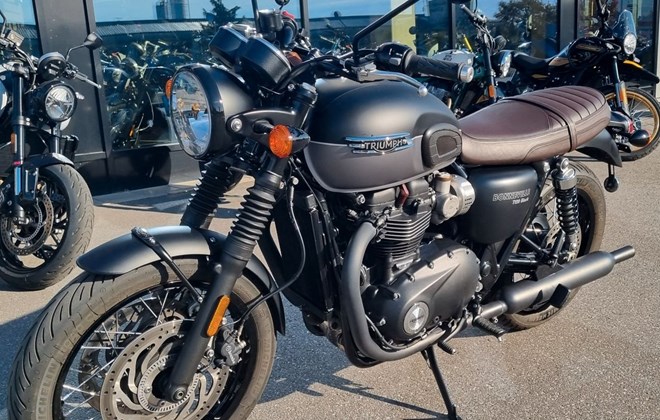 Triumph Bonneville T120 Black