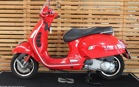Gebrauchtmotorrad Vespa GTS 300 - Bild 1