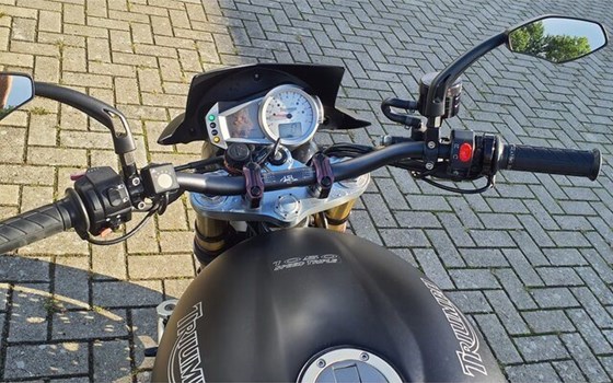Gebrauchtmotorrad Triumph Speed Triple 1050 - Bild 9