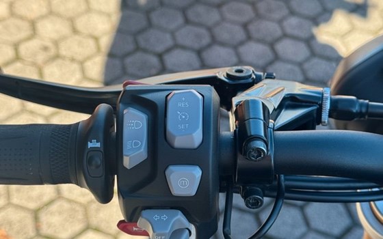Gebrauchtmotorrad Triumph Speed Triple 1200 RS - Bild 12