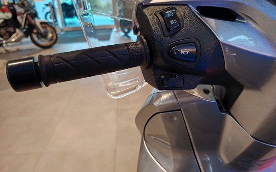 Gebrauchtmotorrad Honda SH300i - Bild 10