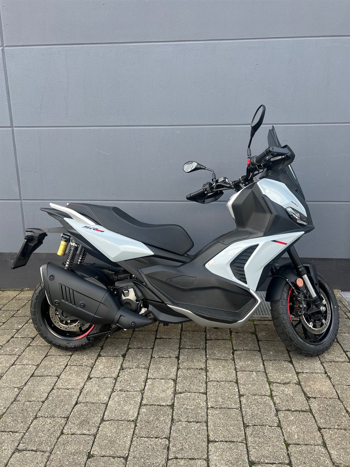 Aprilia SR GT 400