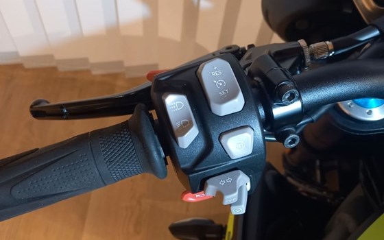 Gebrauchtmotorrad Triumph Speed Triple 1050 - Bild 11