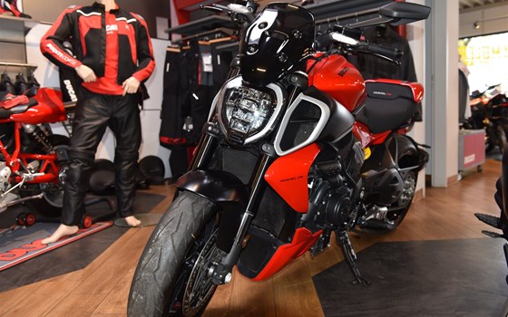 Gebrauchtmotorrad Ducati Diavel V4 - Bild 2