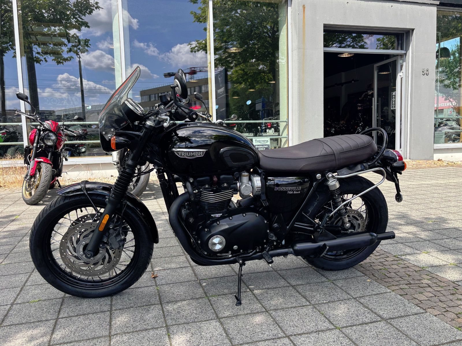 Triumph Bonneville T120 Black