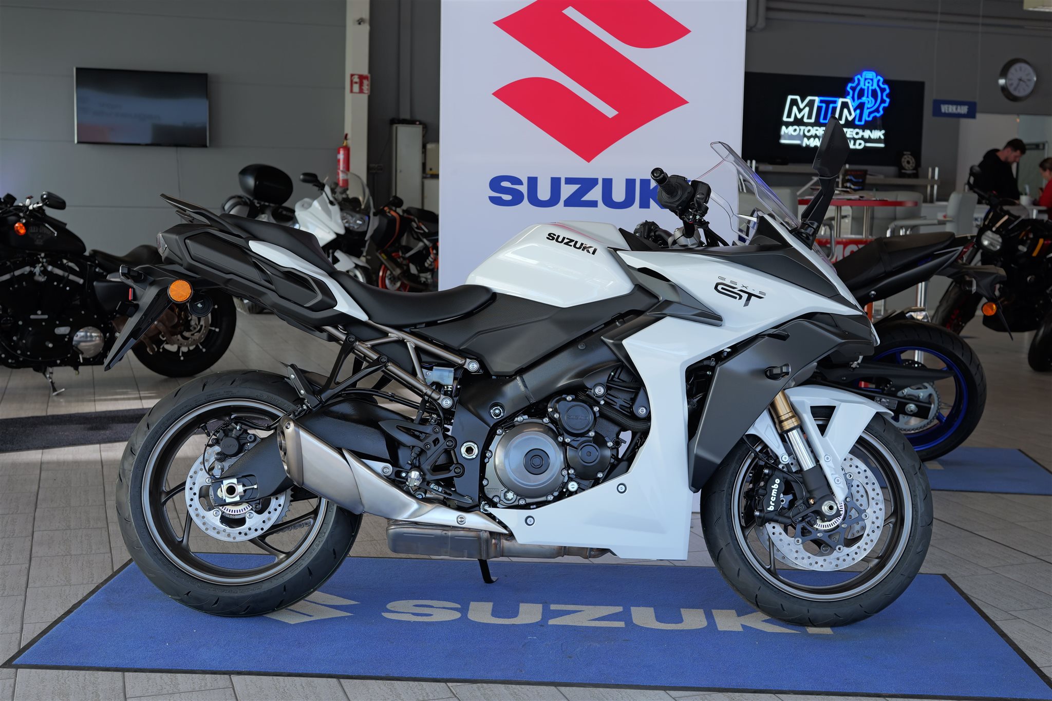 Suzuki GSX-S1000GT Travel Edition