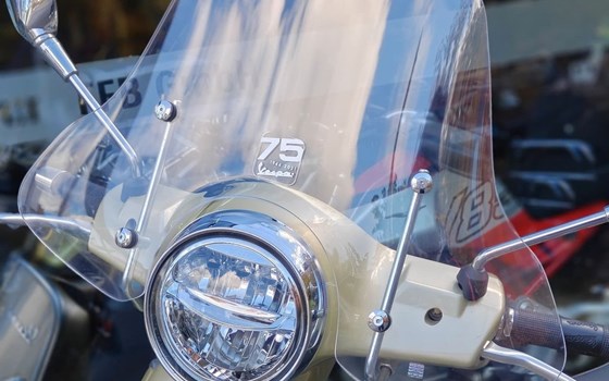 Gebrauchtmotorrad Vespa GTS 125 75th - Bild 10
