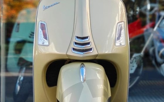 Gebrauchtmotorrad Vespa GTS 125 75th - Bild 3