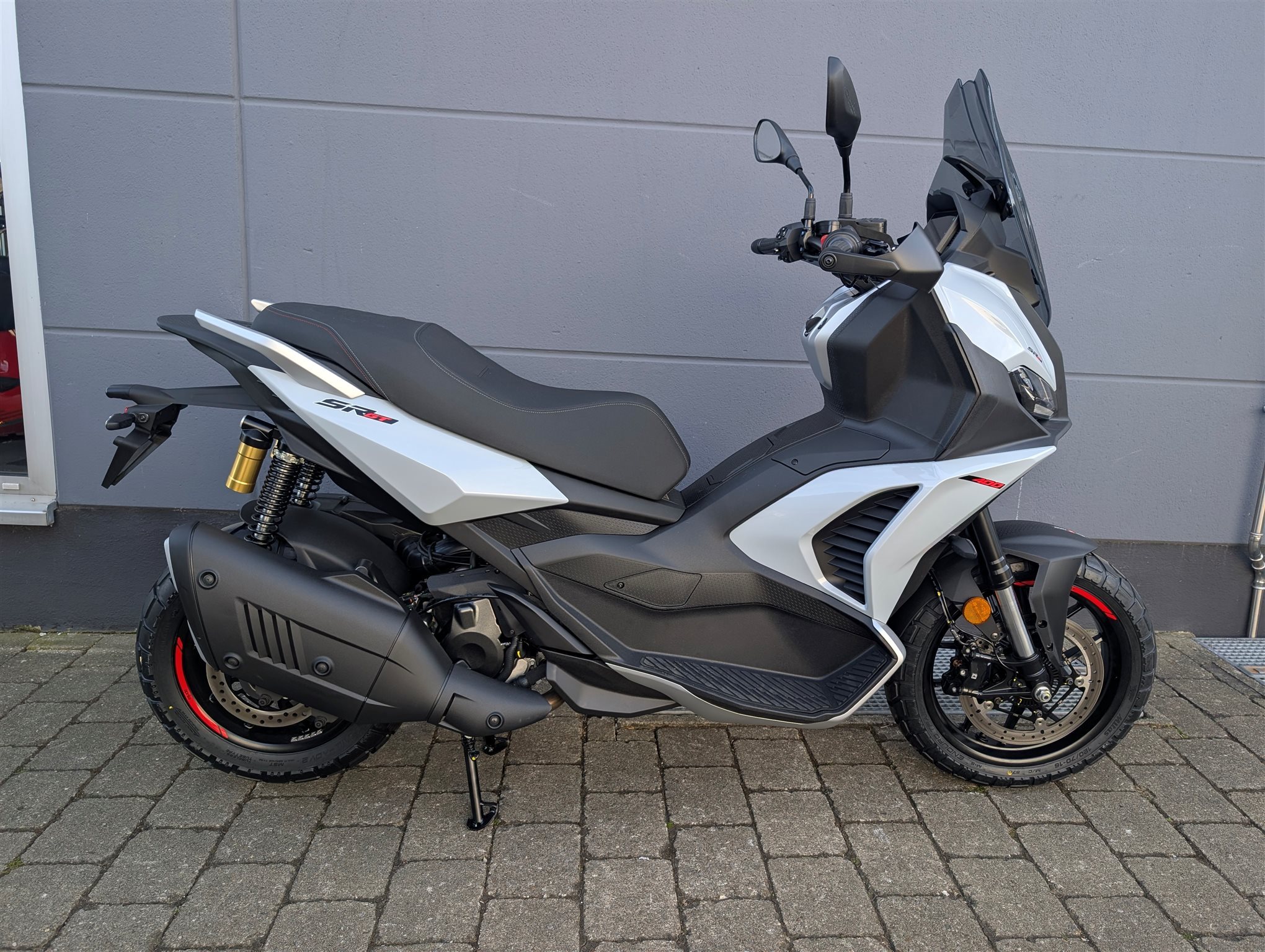 Aprilia SR GT 400