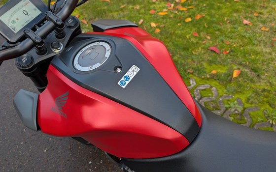 Gebrauchtmotorrad Honda CB125R - Bild 5