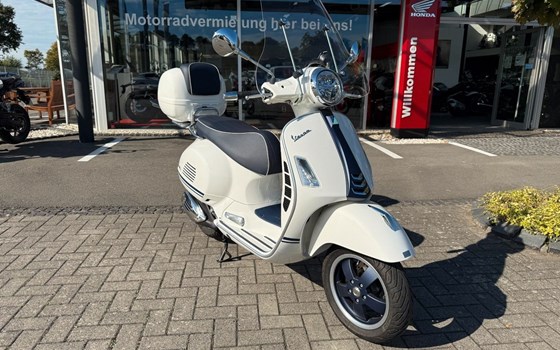 Gebrauchtmotorrad Vespa GTS 300 Yacht Club - Bild 1