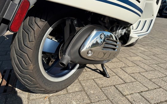 Gebrauchtmotorrad Vespa GTS 300 Yacht Club - Bild 11
