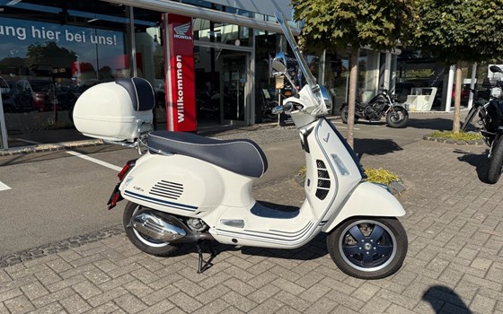 Gebrauchtmotorrad Vespa GTS 300 Yacht Club - Bild 2