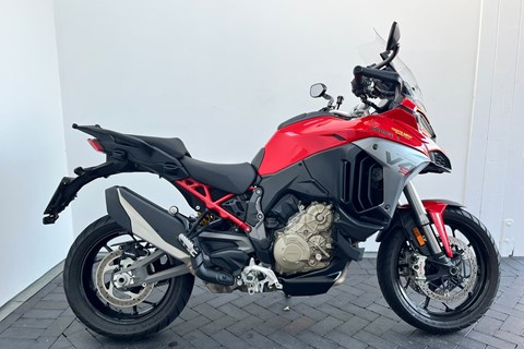 Reiseenduros beim AT41 Test