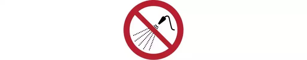 Mit Wasser spritzen verboten