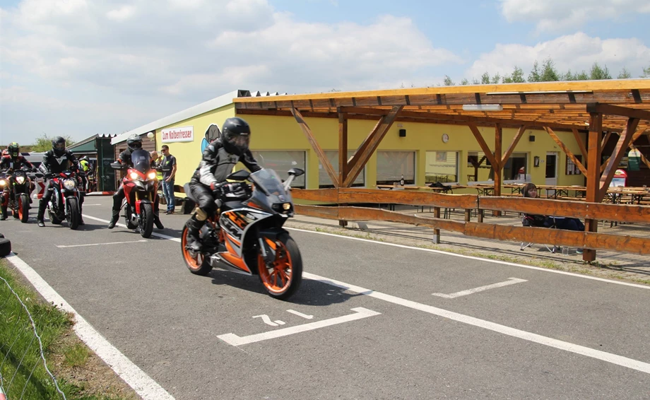 8. Kurventraining am Erzgebirgsring Bild 5: 8. Kurventraining am Erzgebirgsring